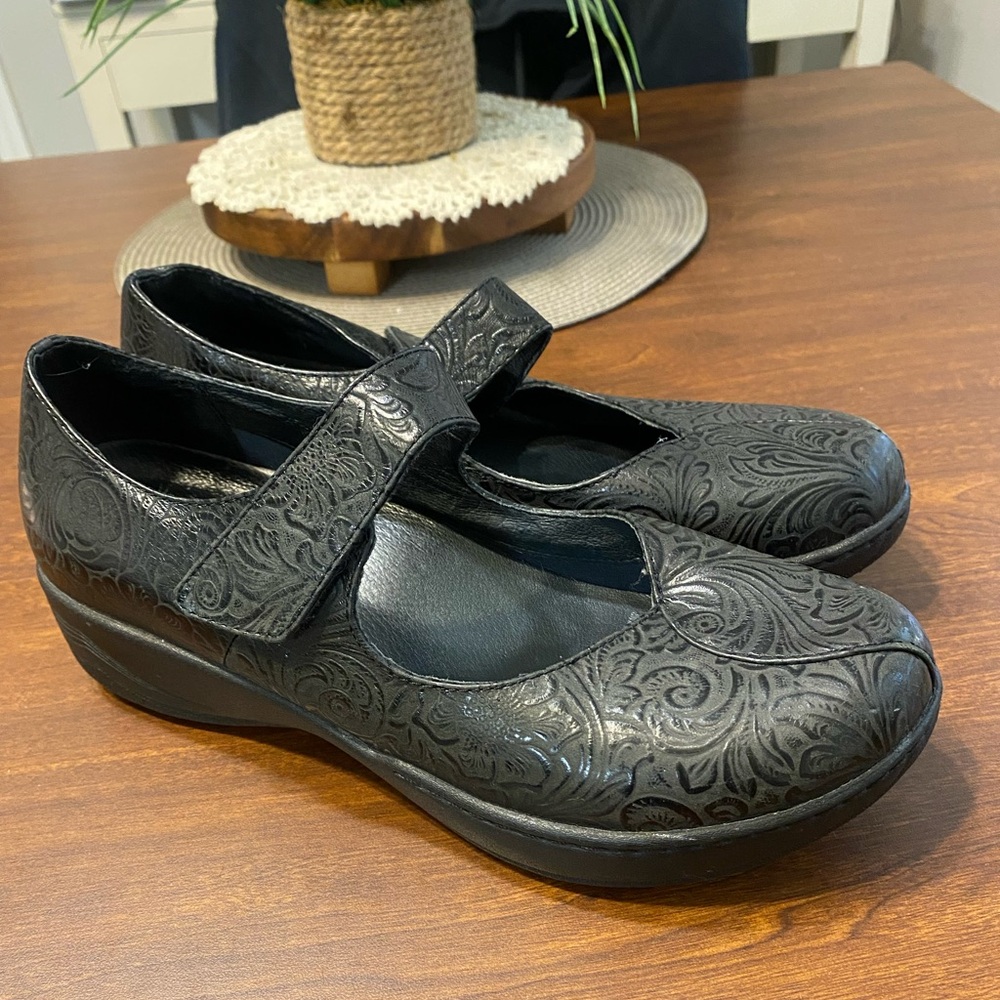 Dansko 41 Stylish Black Mary Jane Shoes with Floral Design